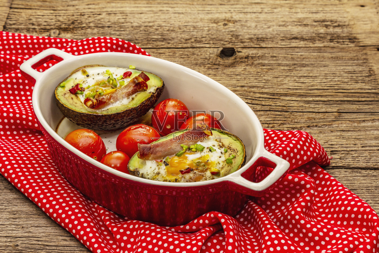 阳光明媚的早晨早餐。健康食品，生酮饮食理念。新鲜面包，牛油果馅饼，鳄梨色拉酱照片摄影图片