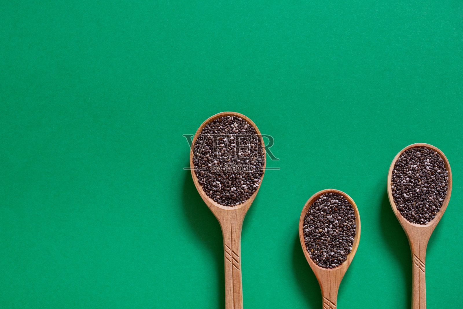 木勺里的奇异籽。照片摄影图片