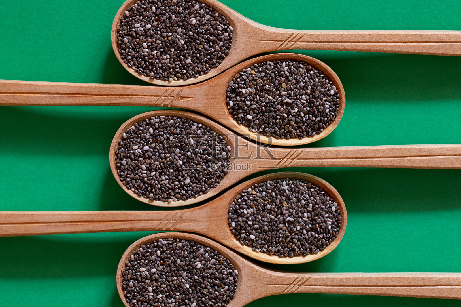 木勺里的奇异籽。照片摄影图片