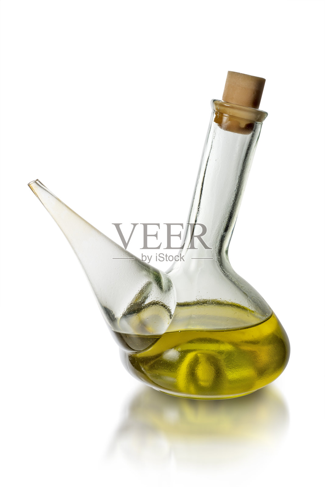白色背景上带喷口的玻璃油瓶照片摄影图片