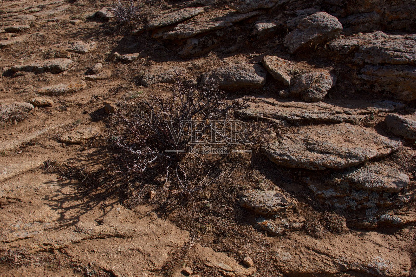 蒙古，花岗岩山顶上的岩层和堆叠的石头照片摄影图片