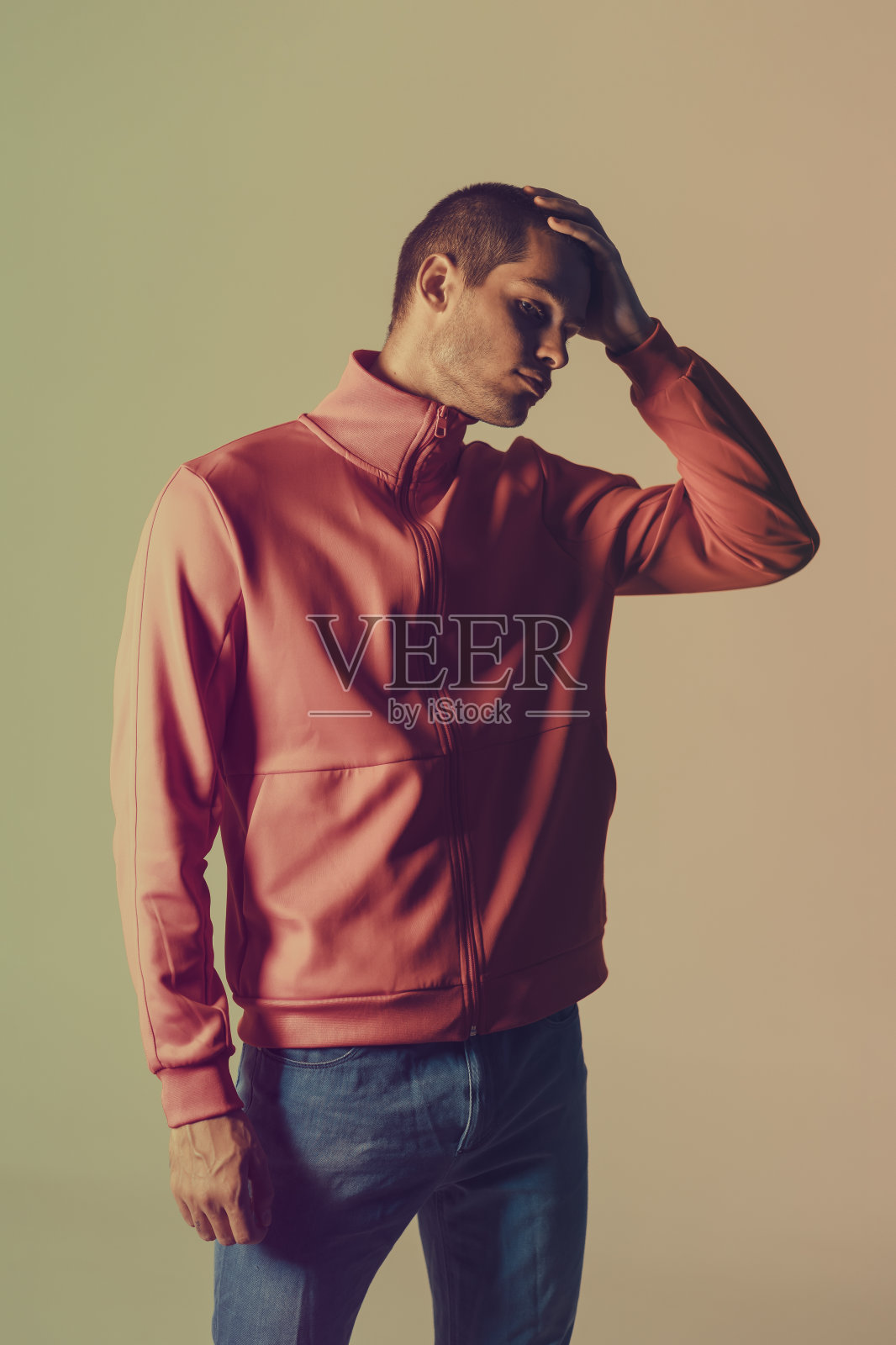 工作室的特写肖像有吸引力的男性模特。彩色闪光灯照片摄影图片