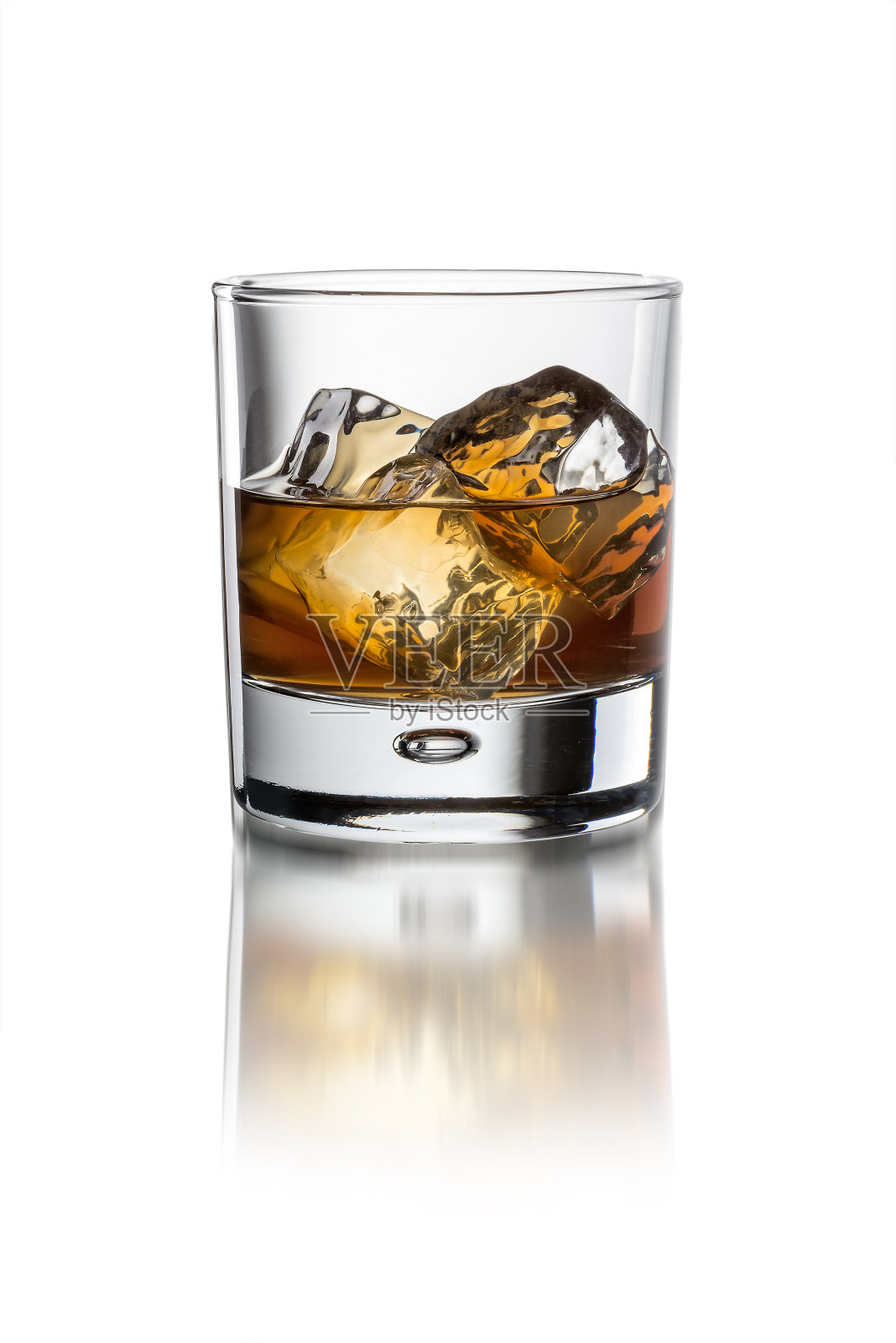 酒杯上有威士忌，白色背景加冰照片摄影图片