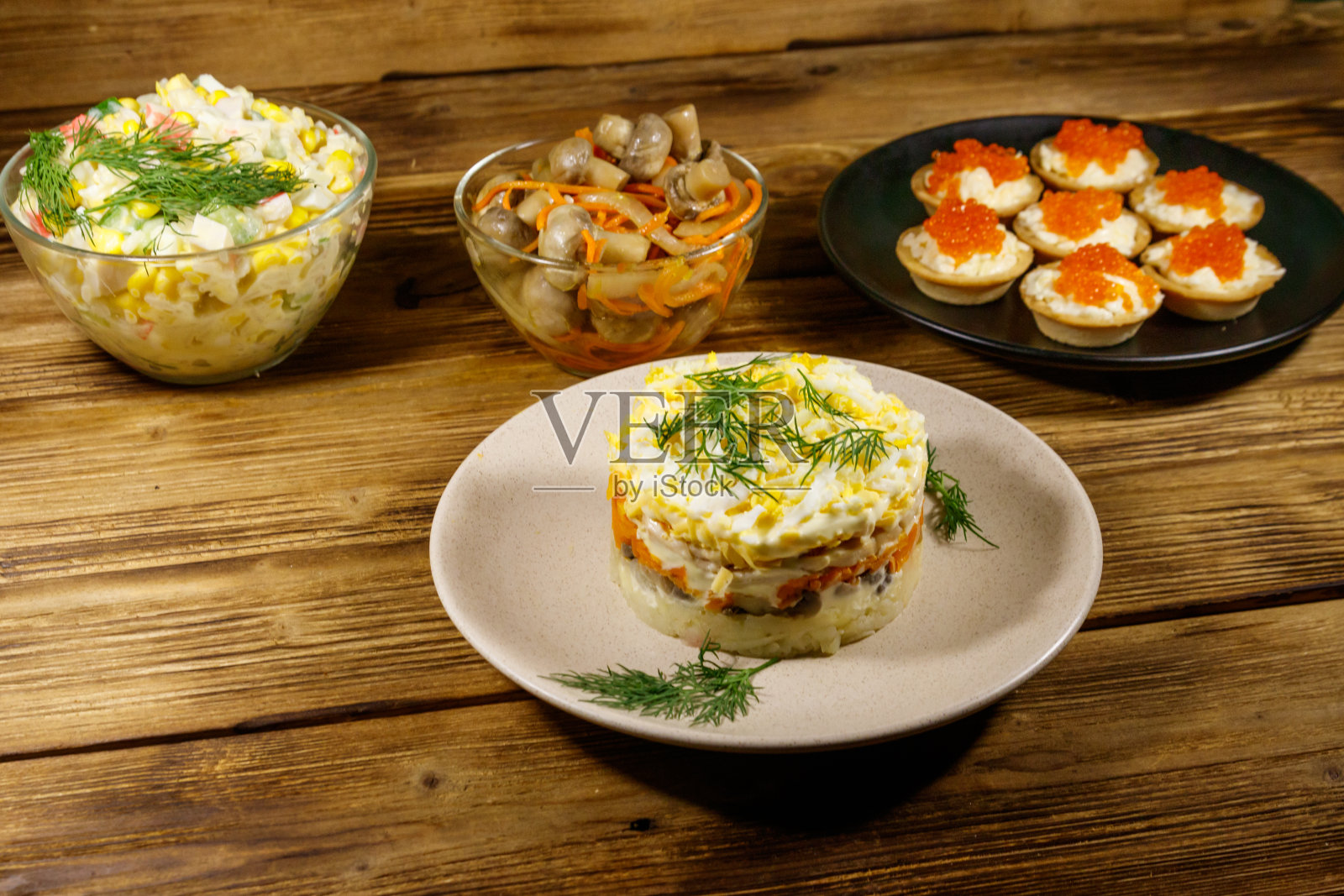 木桌上一套各式各样的节日菜肴照片摄影图片