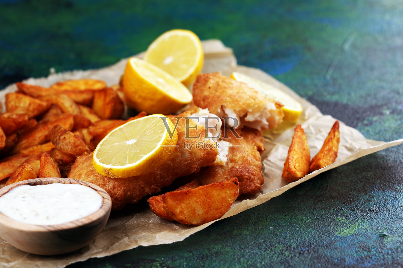 传统的英国炸鱼和薯条包括炸鱼，薯条和蛋黄酱照片摄影图片