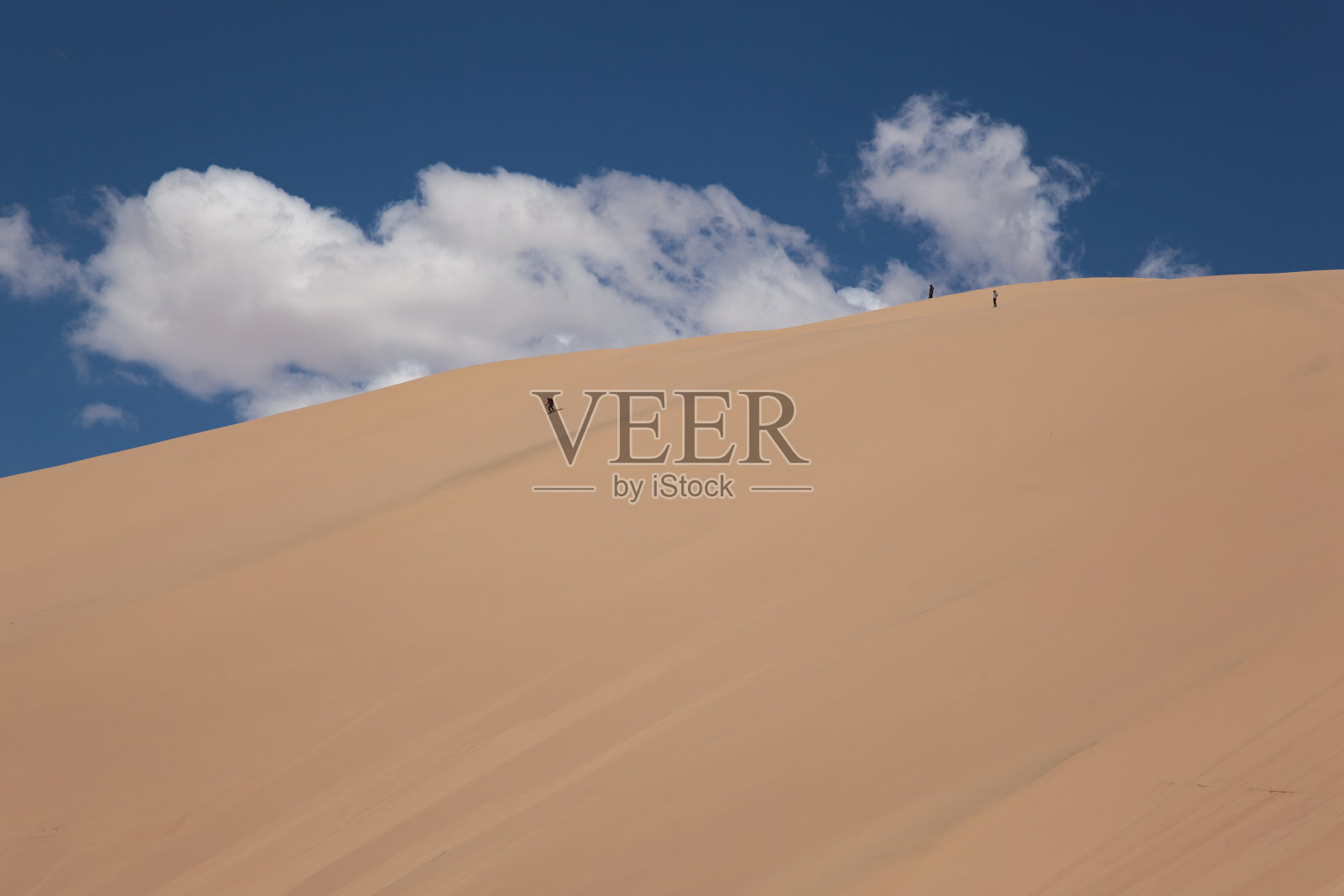 戈壁沙漠歌唱沙丘滑雪单板照片摄影图片