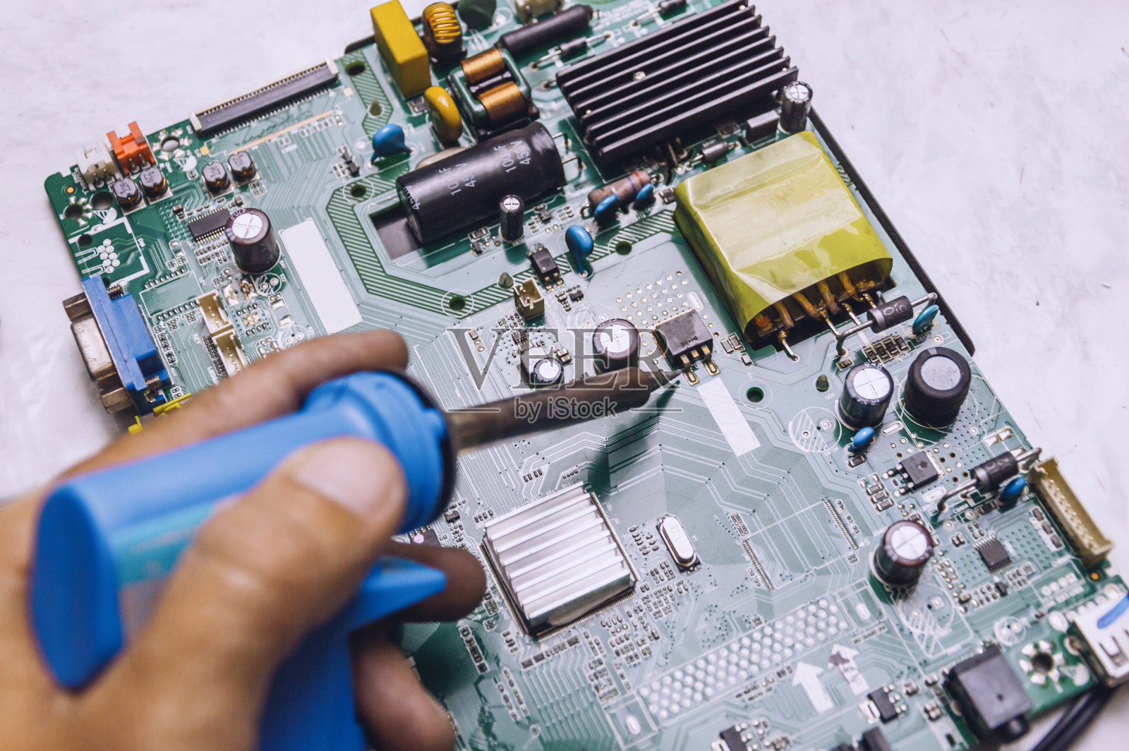 工程师用烙铁修理电视板照片摄影图片