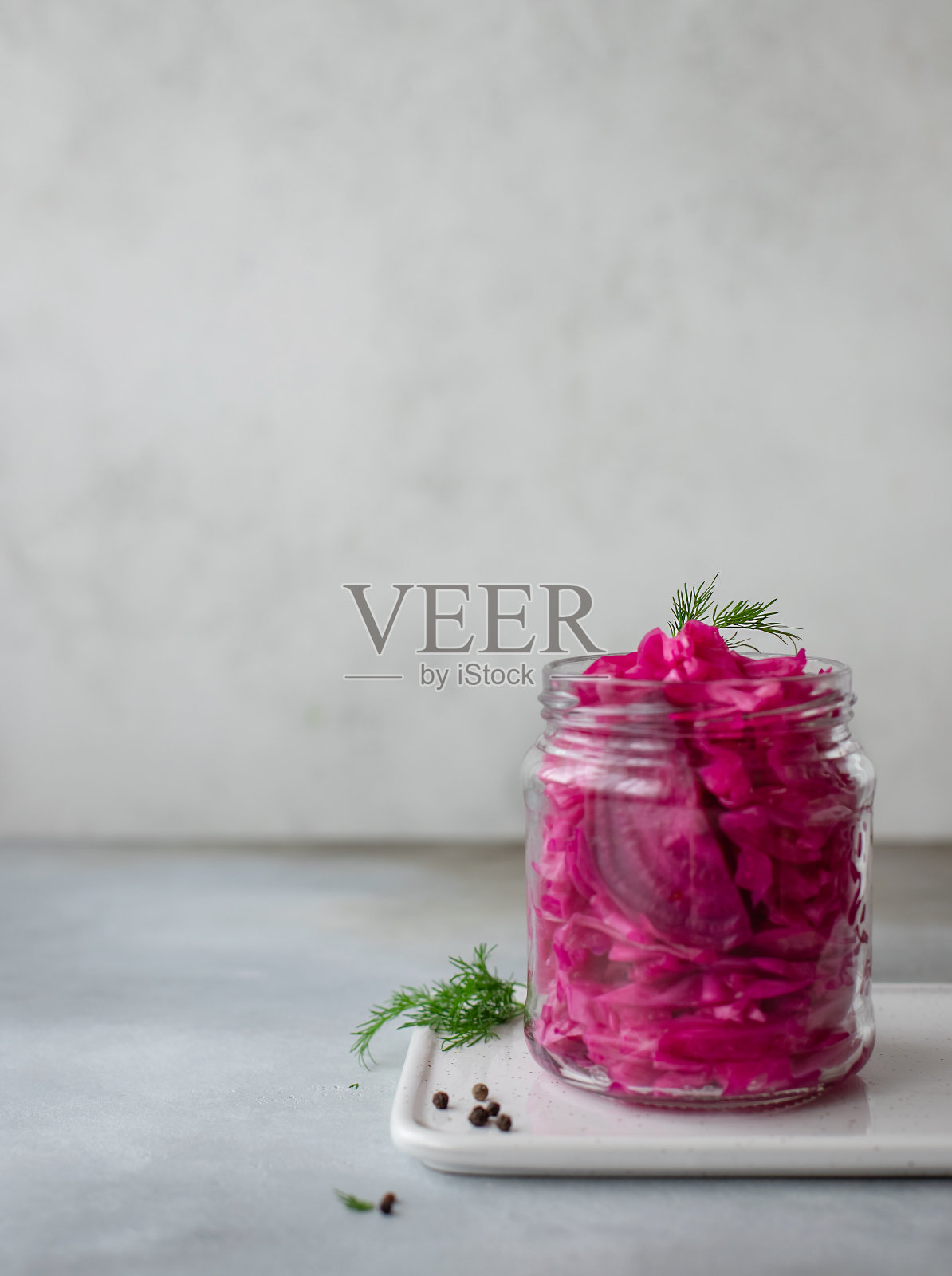 罐子里装着甜菜的泡菜。发酵食品照片摄影图片