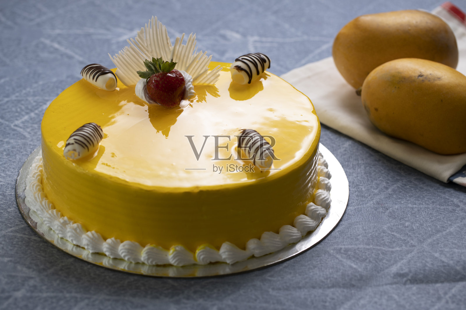 芒果慕斯蛋糕照片摄影图片