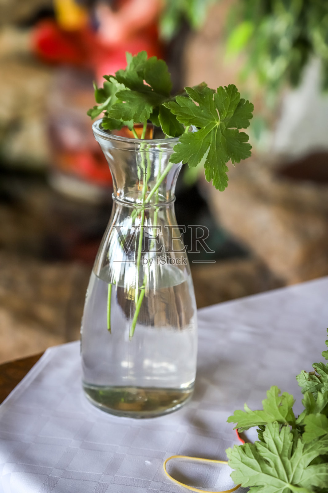 浸泡在水中的天竺葵花束照片摄影图片