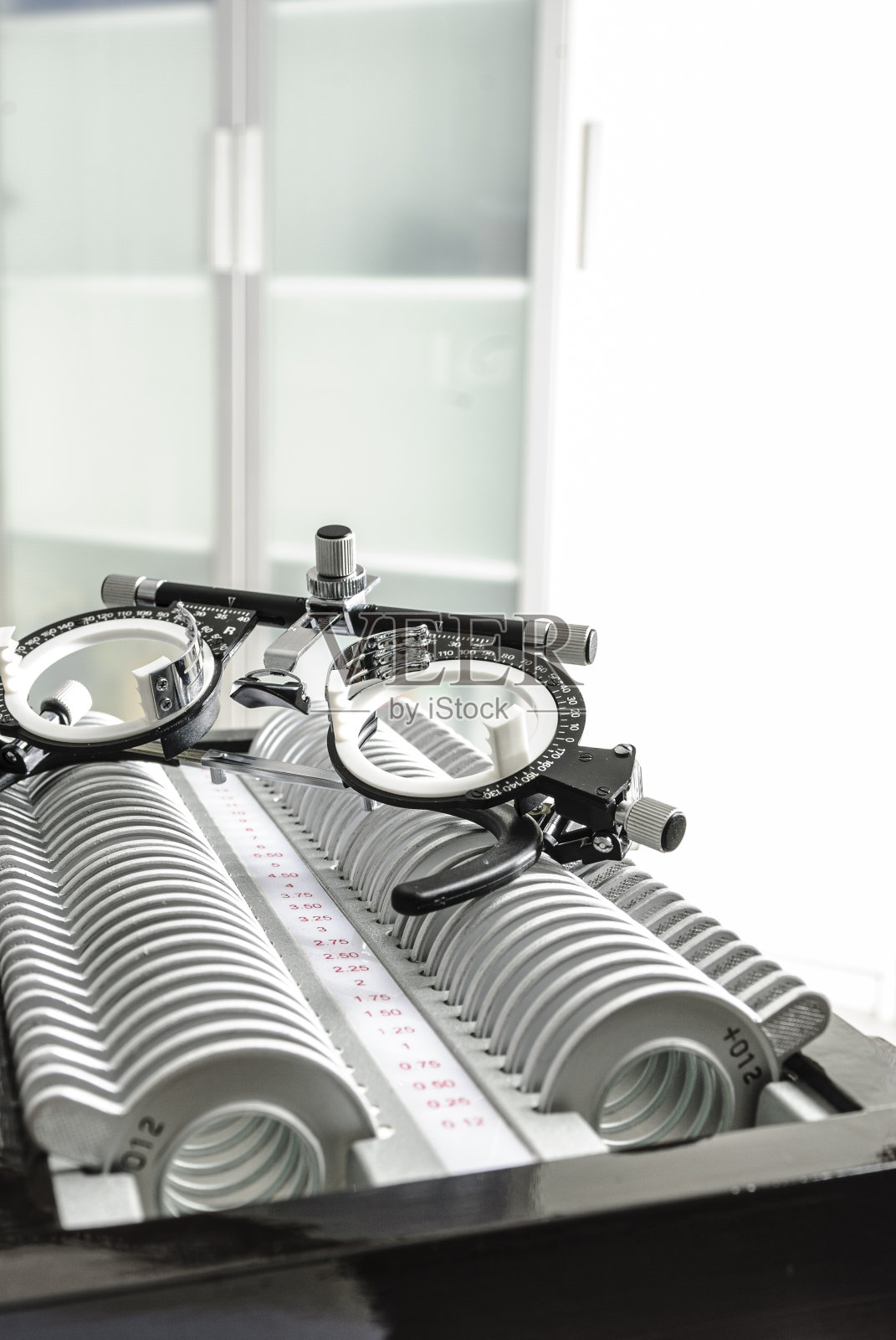 在验光师那里做视力测试照片摄影图片