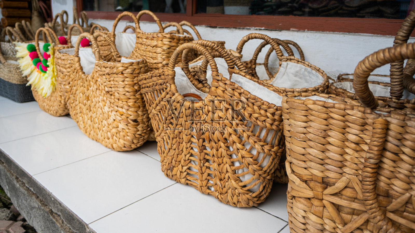 巴厘岛的旅游纪念品市场。工艺品和藤条和木材特写照片摄影图片