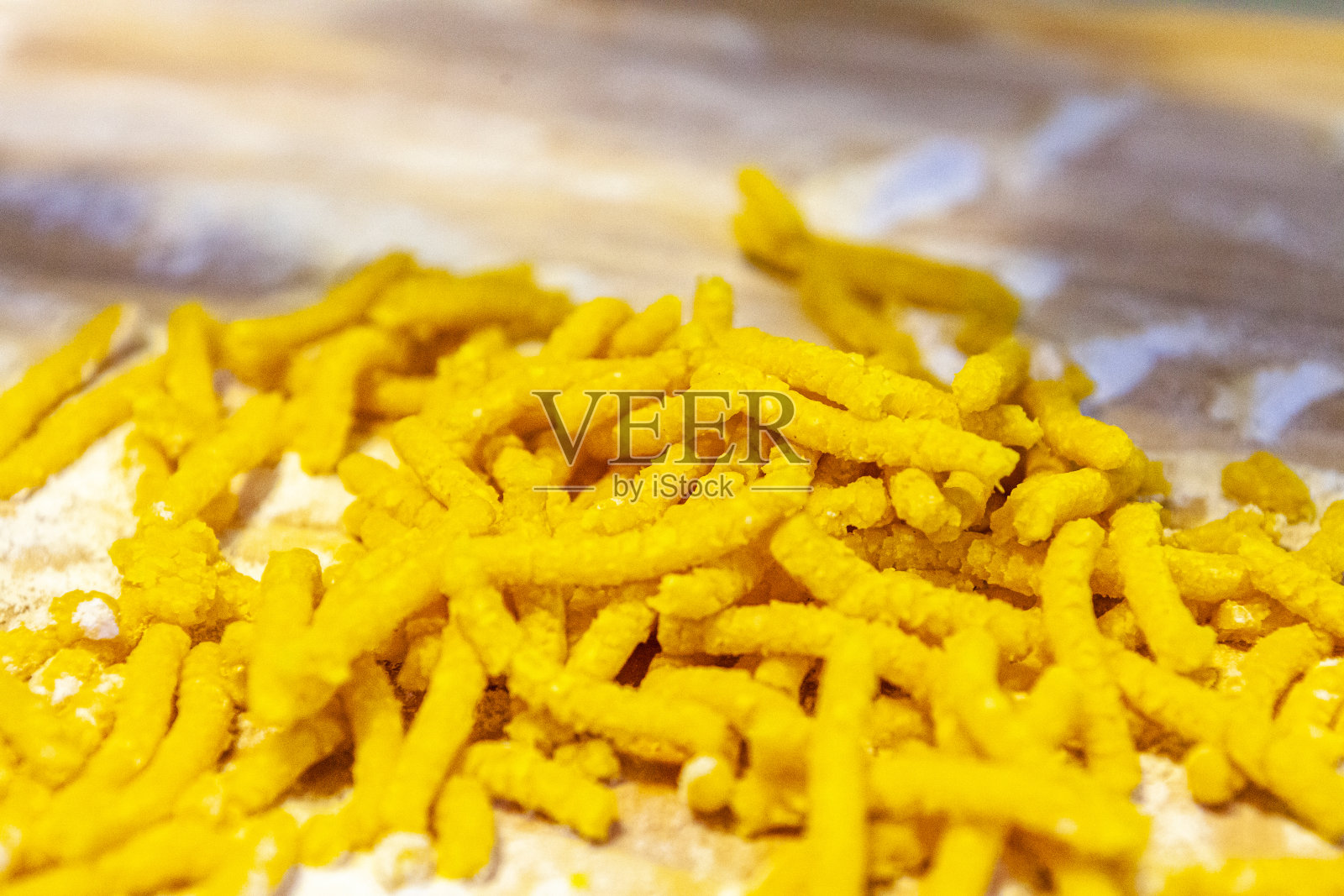 木砧板上的意大利新鲜面食“passatelli”照片摄影图片