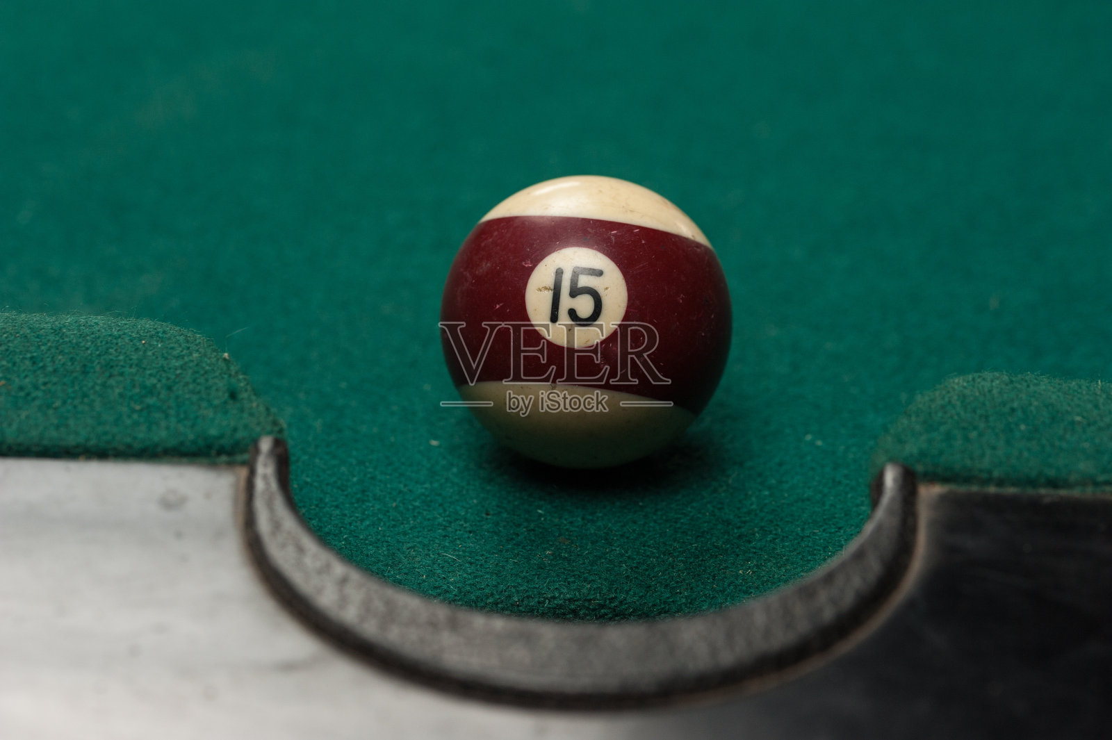 台球桌上的球和球杆。台球运动的概念。照片摄影图片