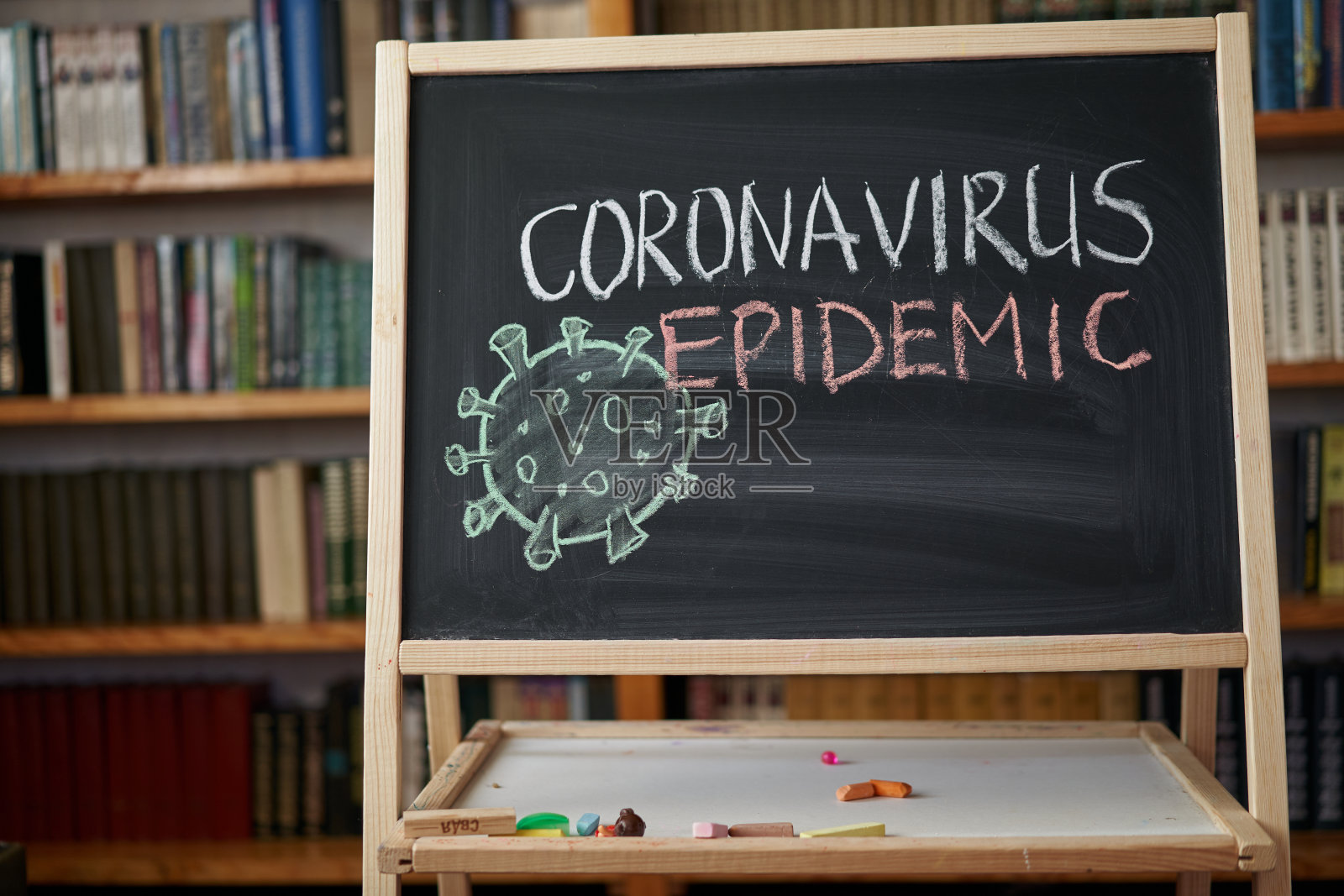爆发的警告。用白色粉笔在黑板上写下与全球冠状病毒疫情相关的内容。照片摄影图片