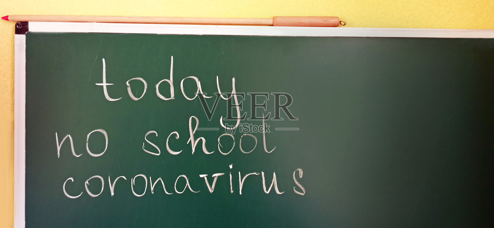 今天没有学习冠状病毒写在学校黑板上照片摄影图片