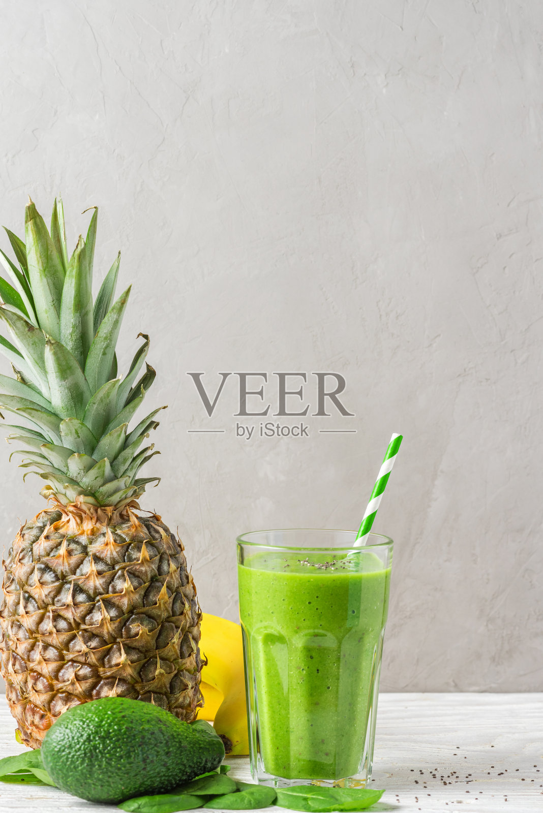 用菠菜，菠萝，鳄梨，香蕉和奇亚籽制成的绿色健康排毒奶昔照片摄影图片