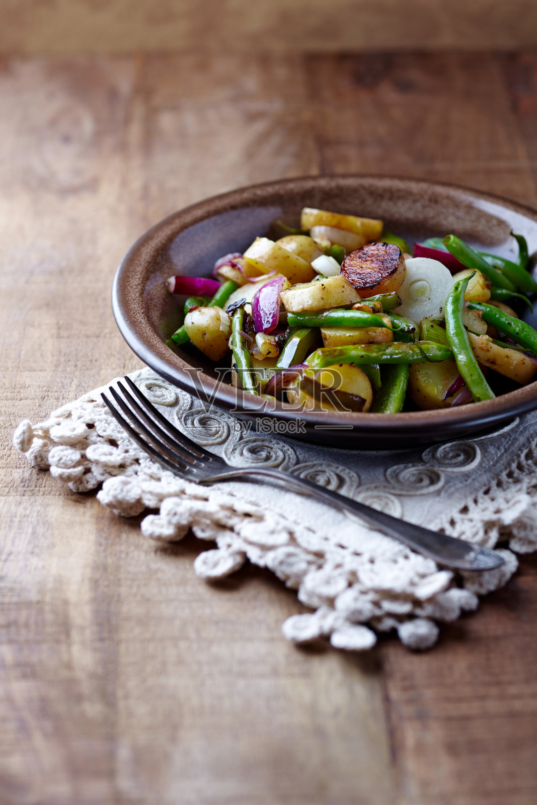 烤箱烤蔬菜在乡村木制背景。照片摄影图片