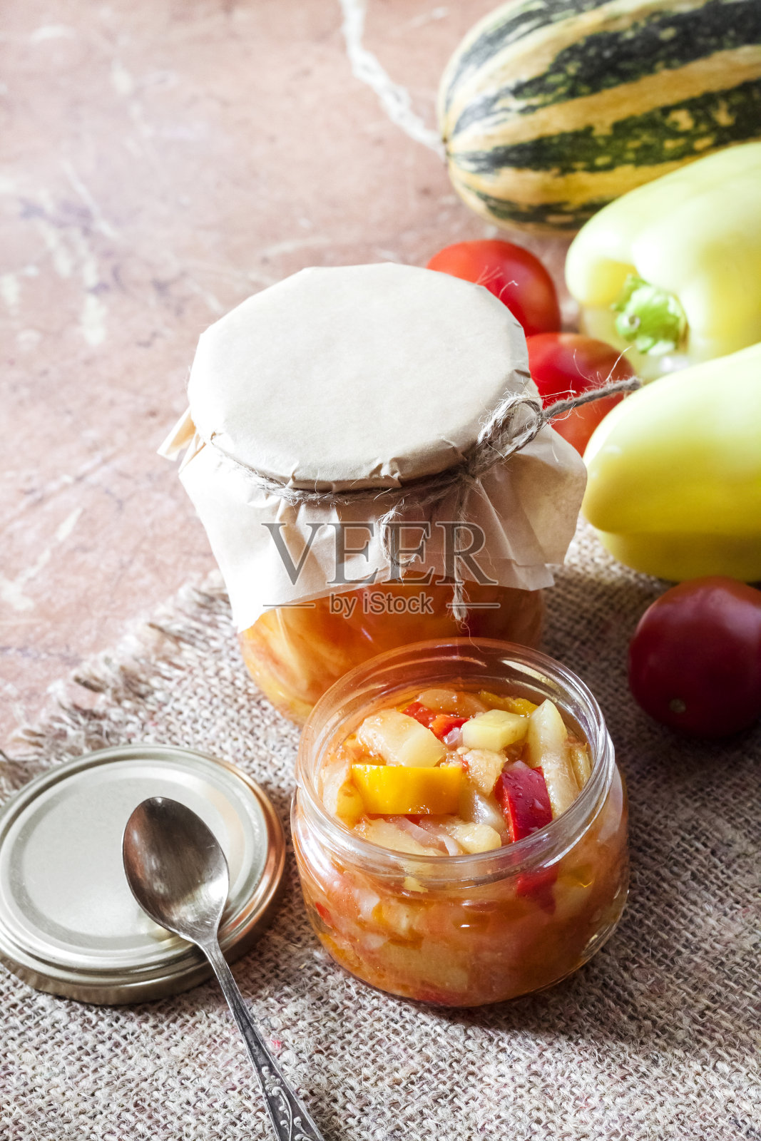 自制的保护。玻璃罐里的西葫芦和甜椒沙拉照片摄影图片