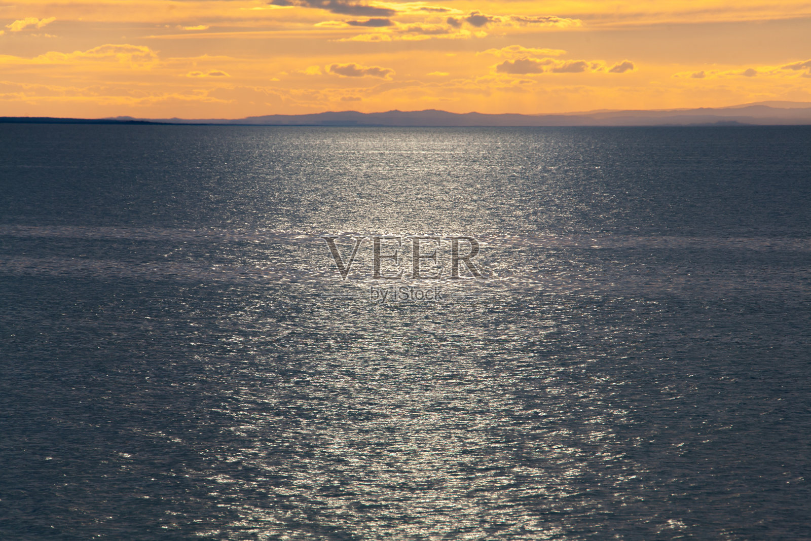 蒙古湖上的日落照片摄影图片