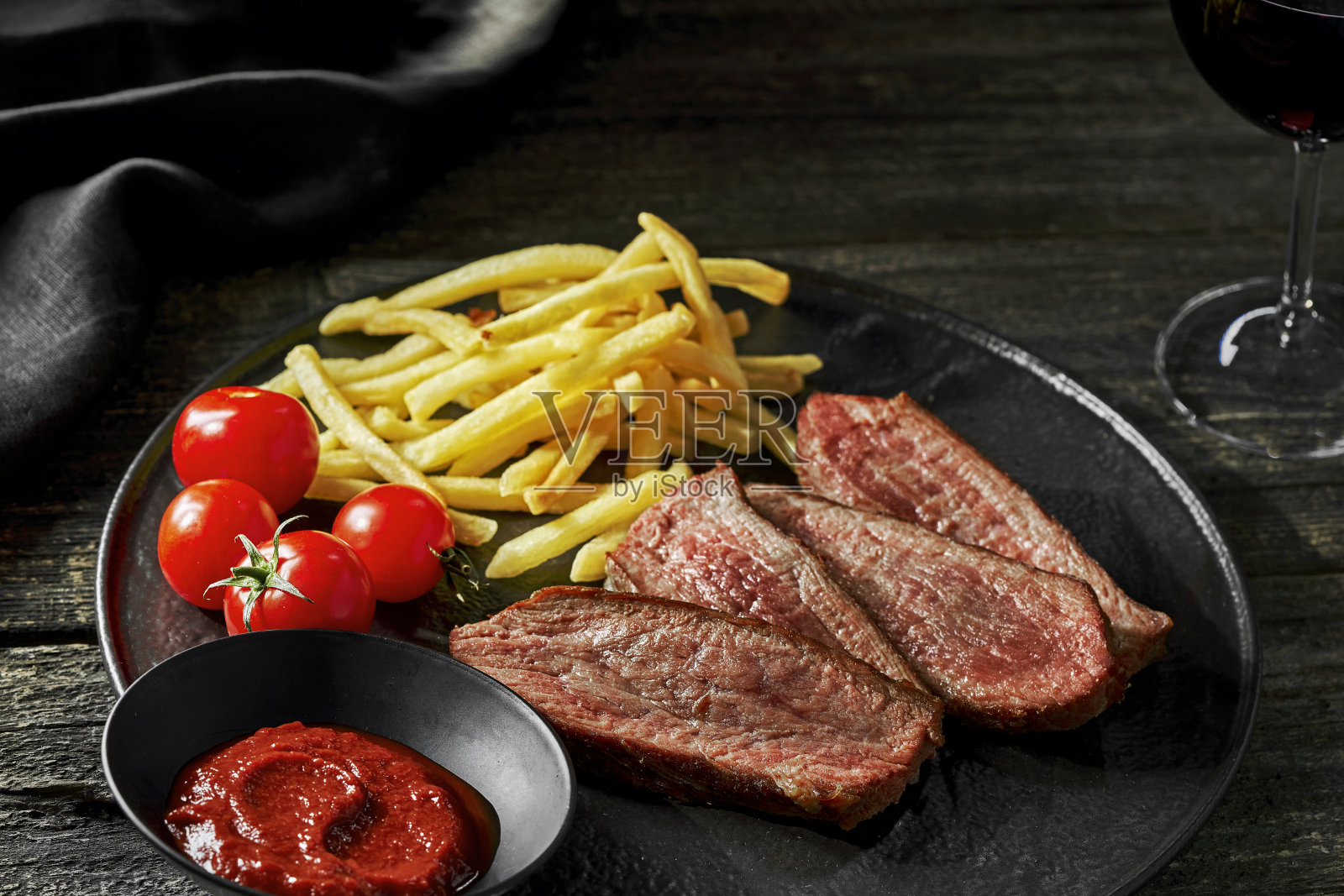 三分熟的牛排配炸薯条照片摄影图片