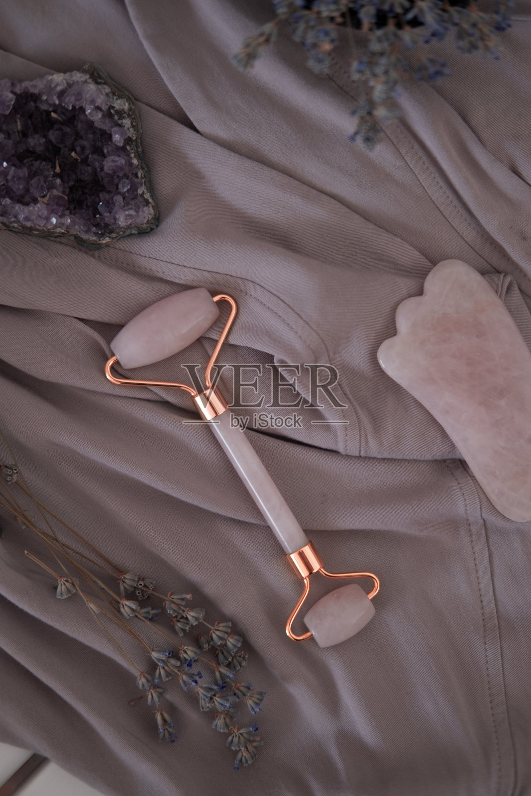 玫瑰石英瓜沙石和辊筒照片摄影图片