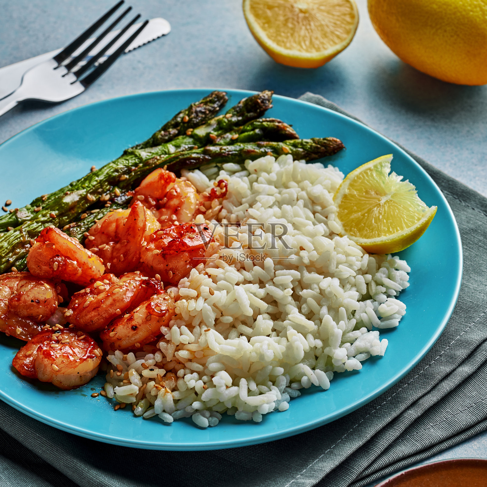 虾仁炒饭配烤芦笋照片摄影图片