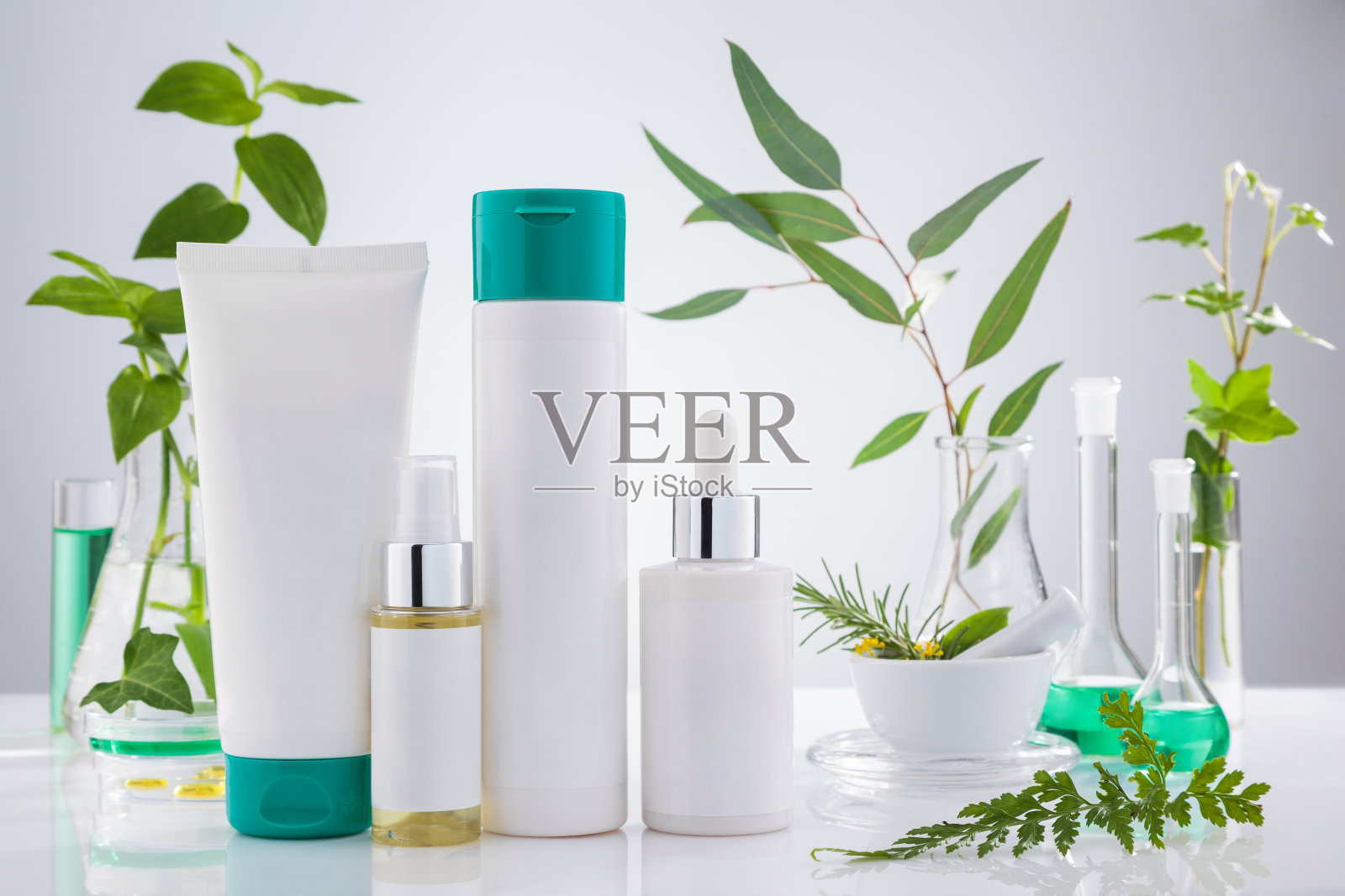 一套化妆品站在实验室的白色背景。照片摄影图片