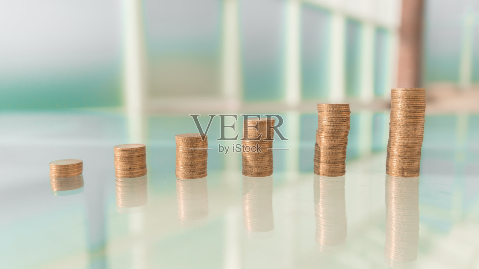 关闭了。银行桌子上成堆的硬币。照片摄影图片