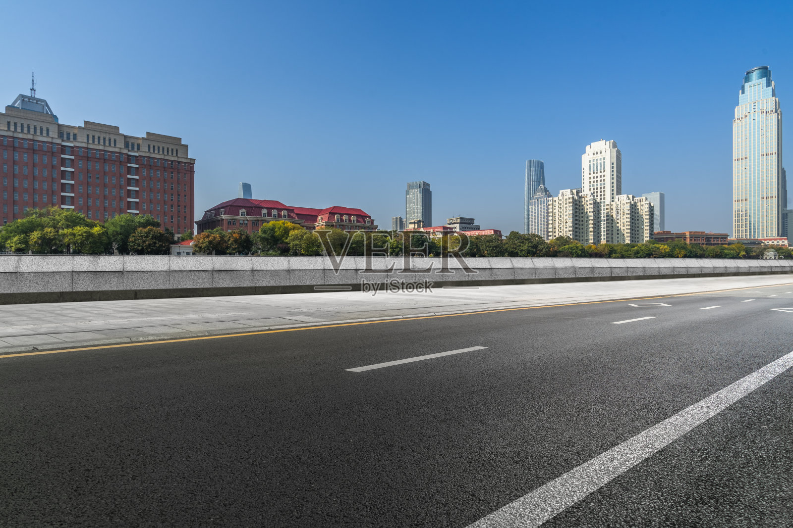 空旷的城市道路和现代的天际线照片摄影图片