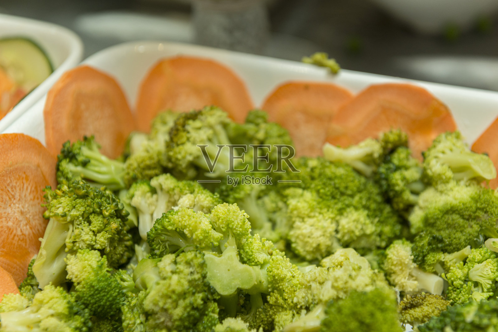 孤立的蔬菜沙拉，花椰菜。有机食品，健康生活方式。照片摄影图片