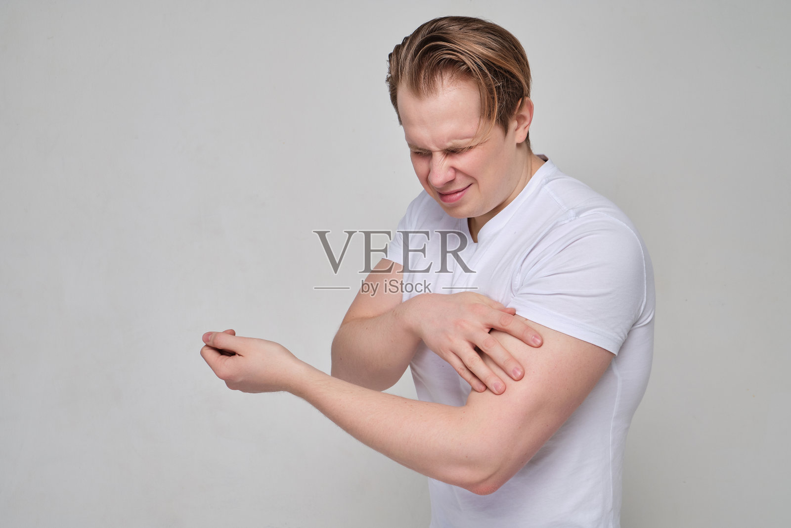 男子手臂肌肉（肱二头肌）拉伤疼痛照片摄影图片