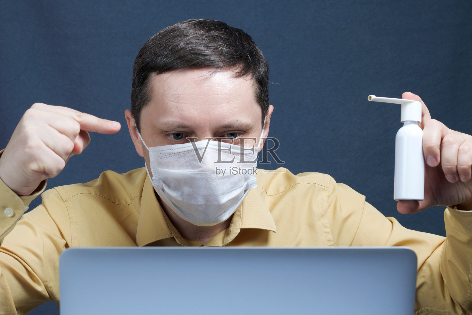 戴口罩男人视频会议抗疫居家隔离照片摄影图片