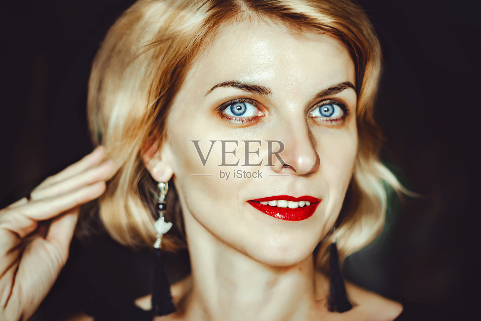 年轻女孩漂亮的金发正在长照片摄影图片