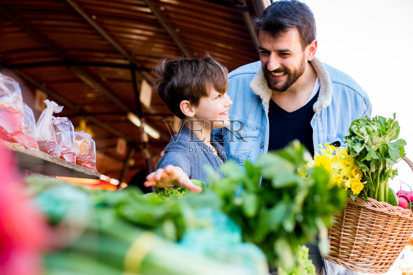 父亲和儿子一起购买蔬菜照片摄影图片