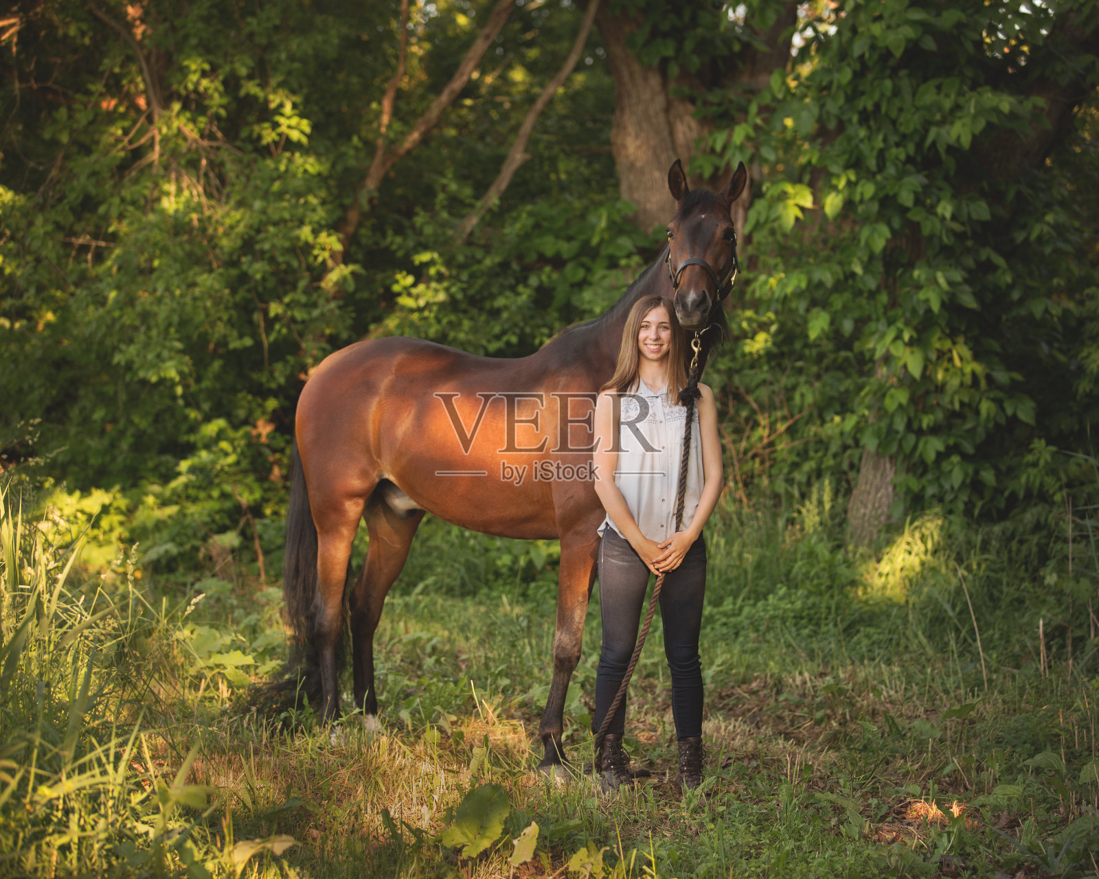 女孩和马照片摄影图片