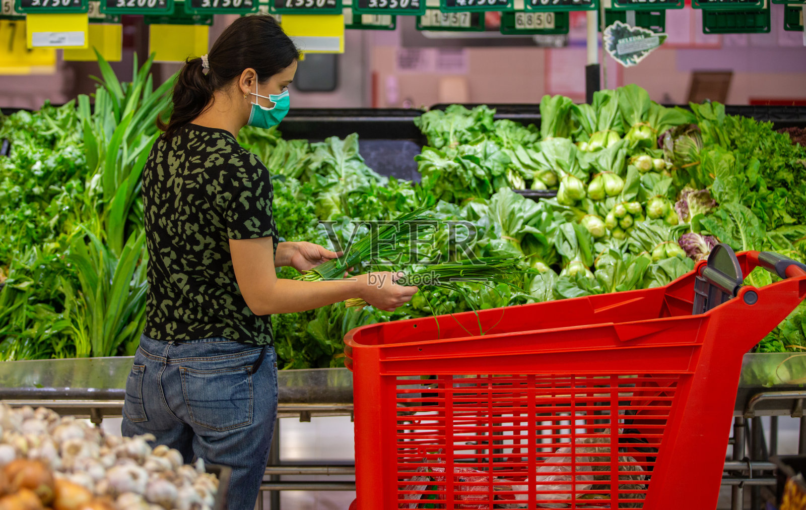 疫情期间，戴口罩在超市购物的恐慌女性，健康安全与疫情概念照片摄影图片