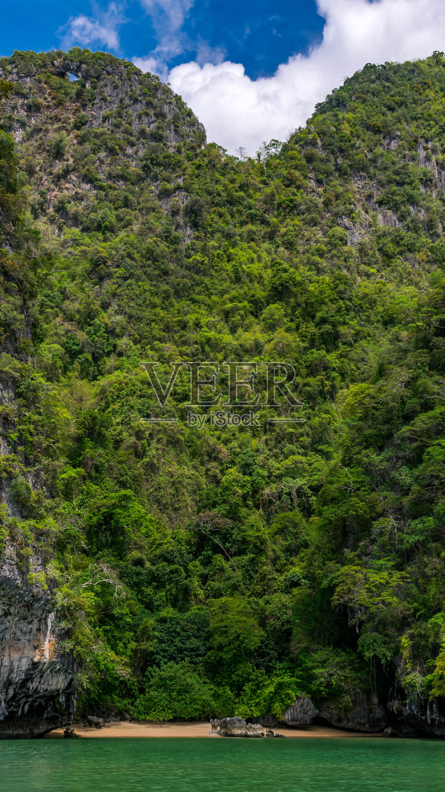 海面上高耸的悬崖照片摄影图片