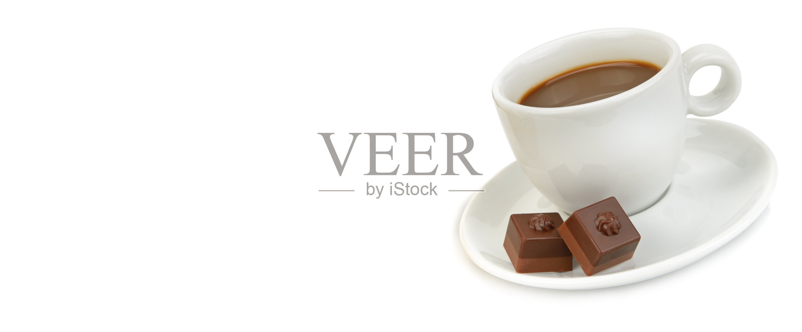 热巧克力和巧克力块孤立的白色背景。文本的空闲空间。照片摄影图片