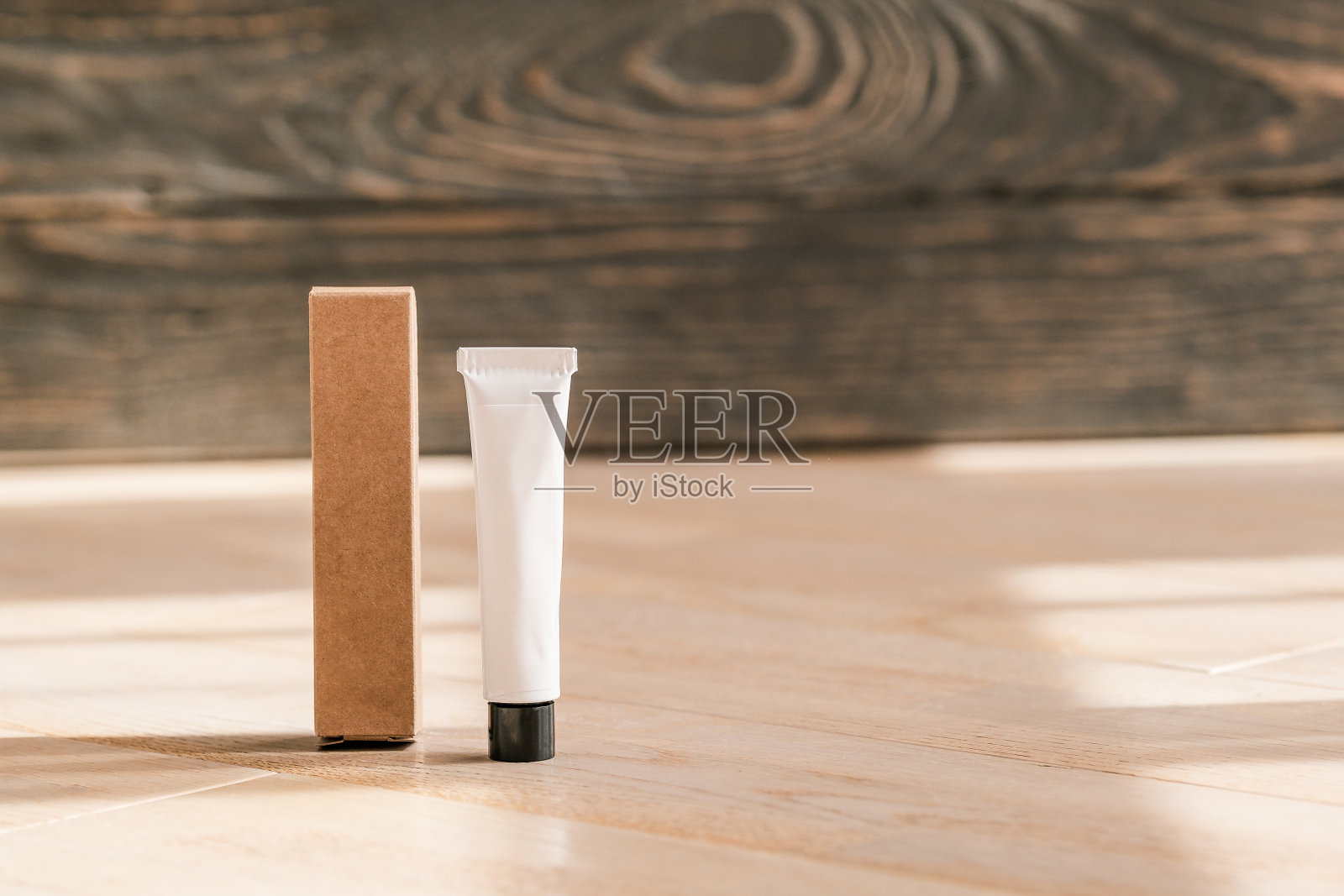 化妆用白色管和纸盒放在木桌上照片摄影图片