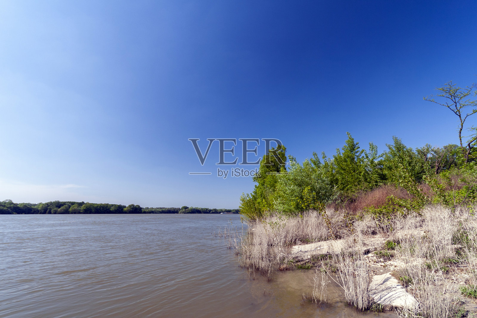 多瑙河在Szalkszentmarton在匈牙利。照片摄影图片