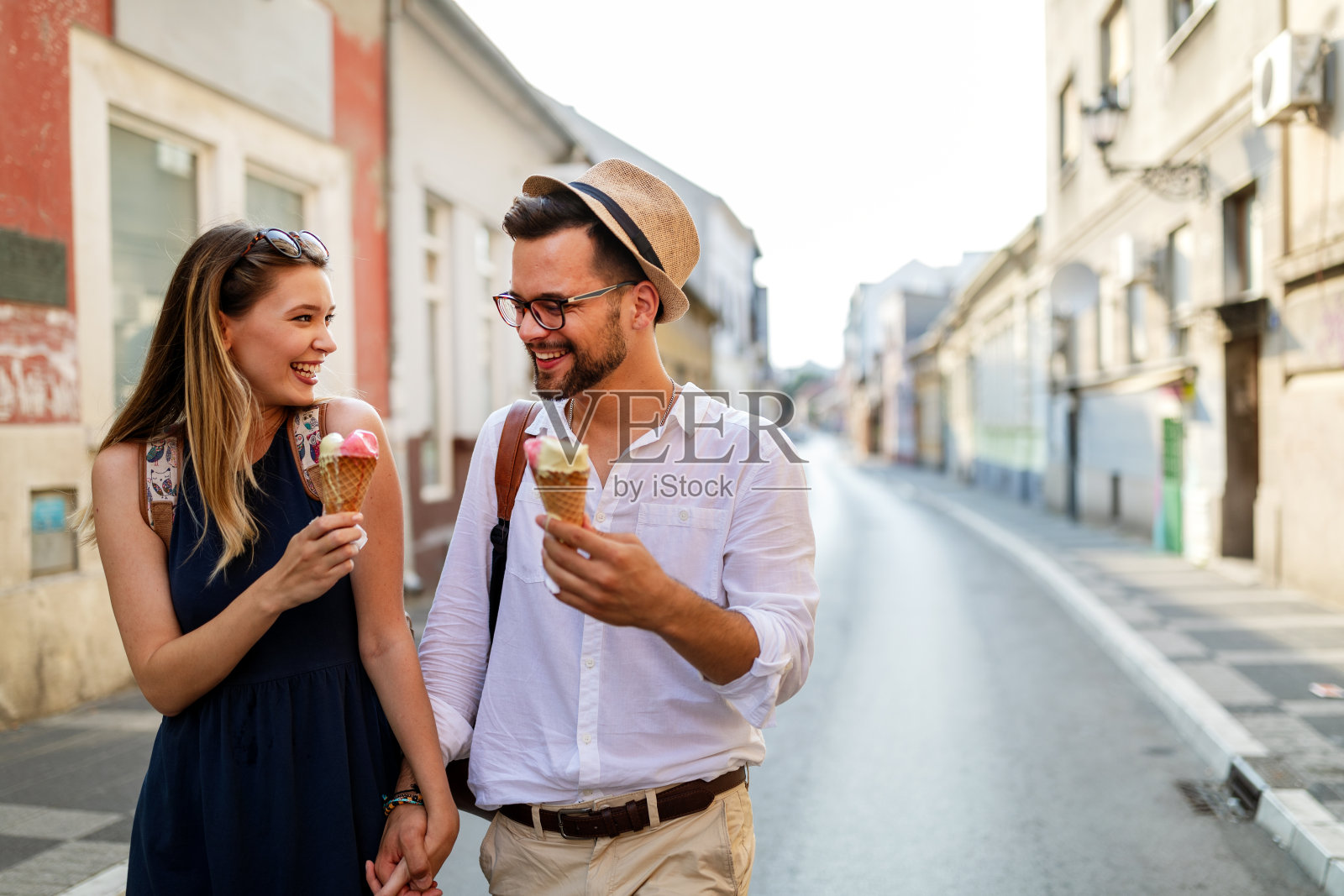 美丽的情侣在户外约会，面带微笑照片摄影图片