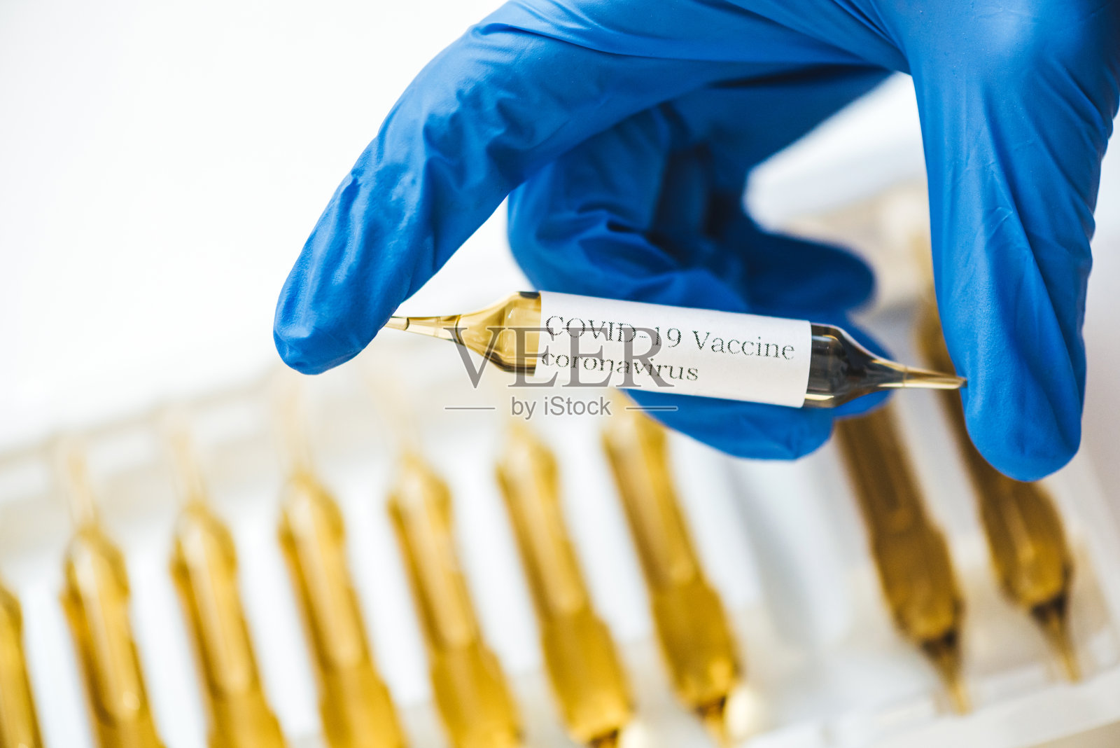 医生手中的冠状病毒疫苗。2019 - ncov疫苗。医疗/医疗冠状病毒概念照片摄影图片