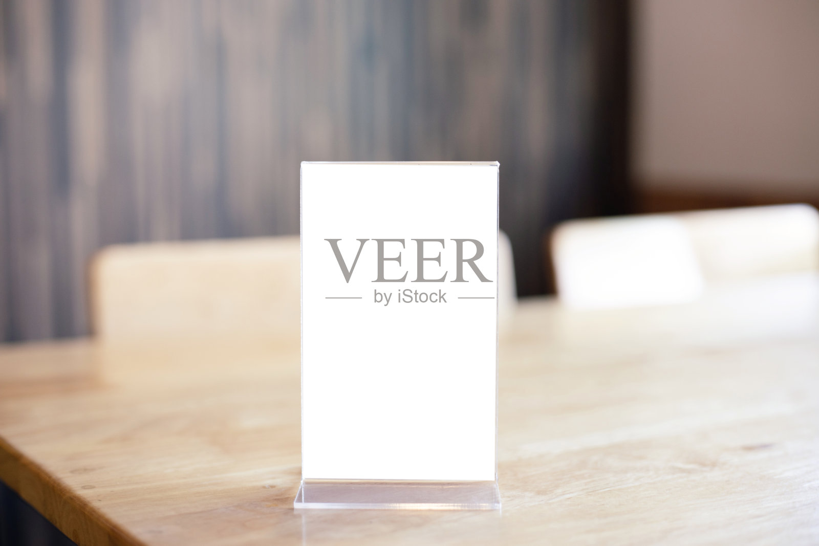 模拟菜单框架站在酒吧餐厅咖啡厅的木桌上。空间的文本照片摄影图片