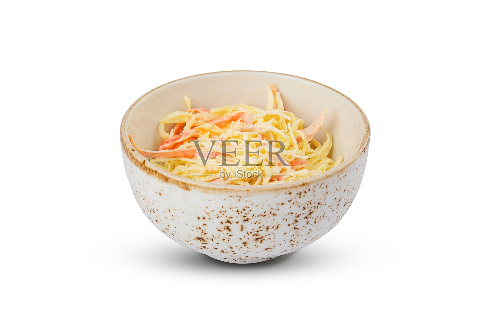 卷心菜和胡萝卜沙拉，在粘土碗照片摄影图片