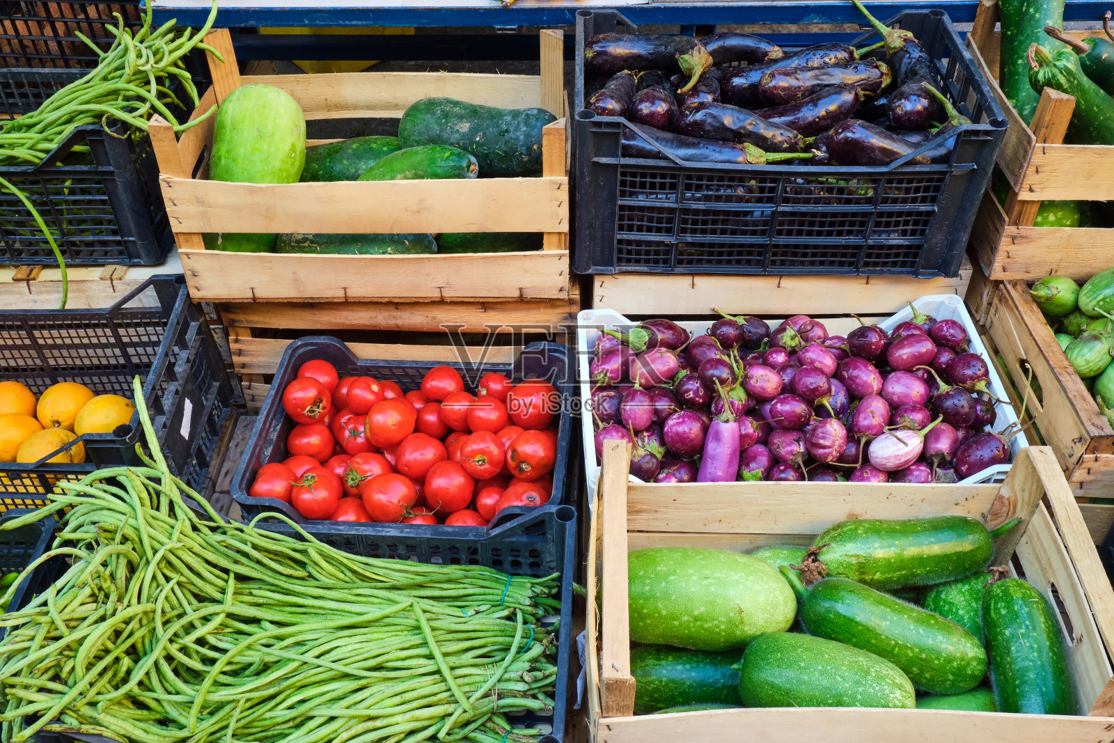 木盒子里的新鲜蔬菜照片摄影图片