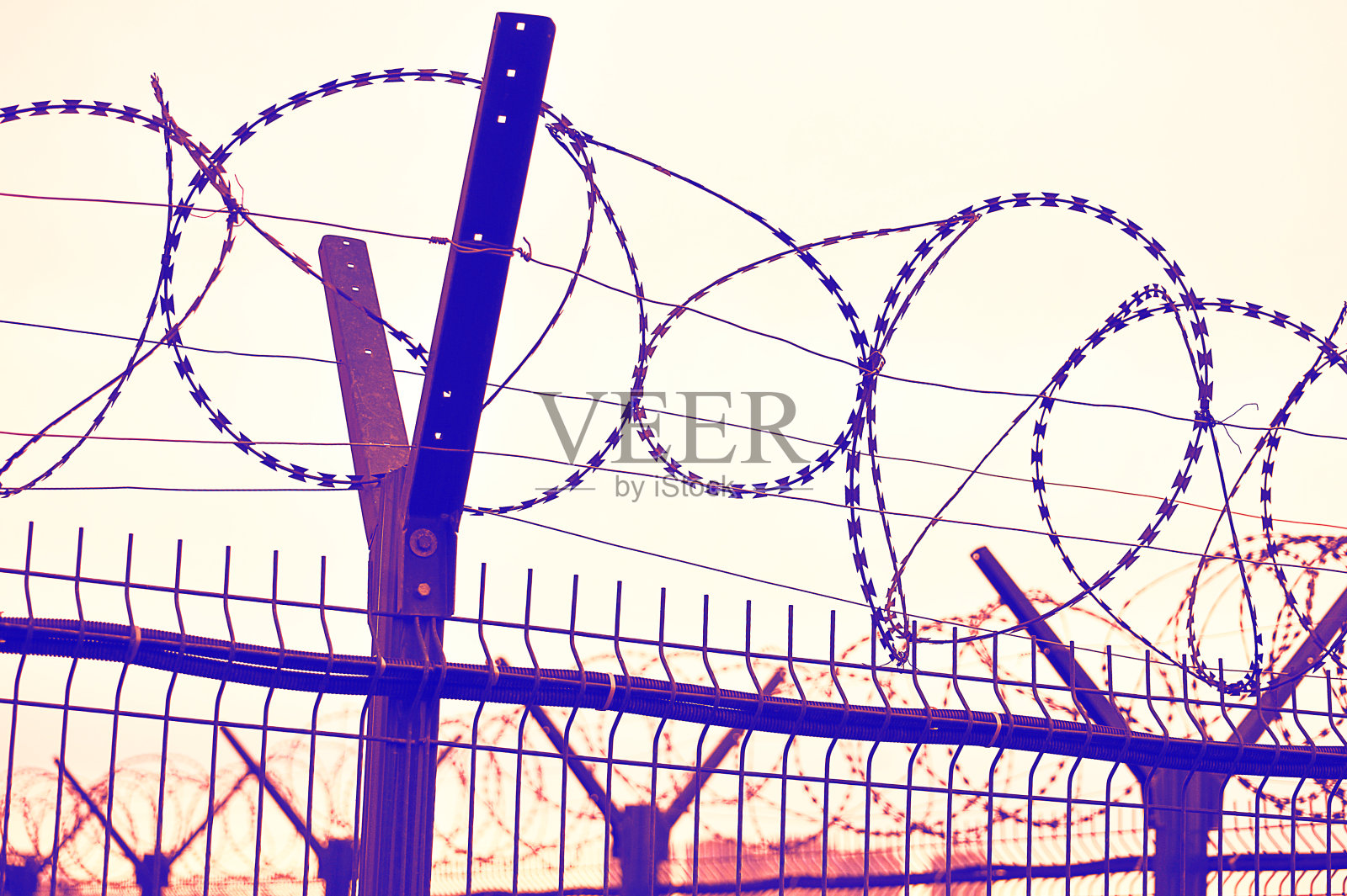 有带刺铁丝网保护的篱笆照片摄影图片