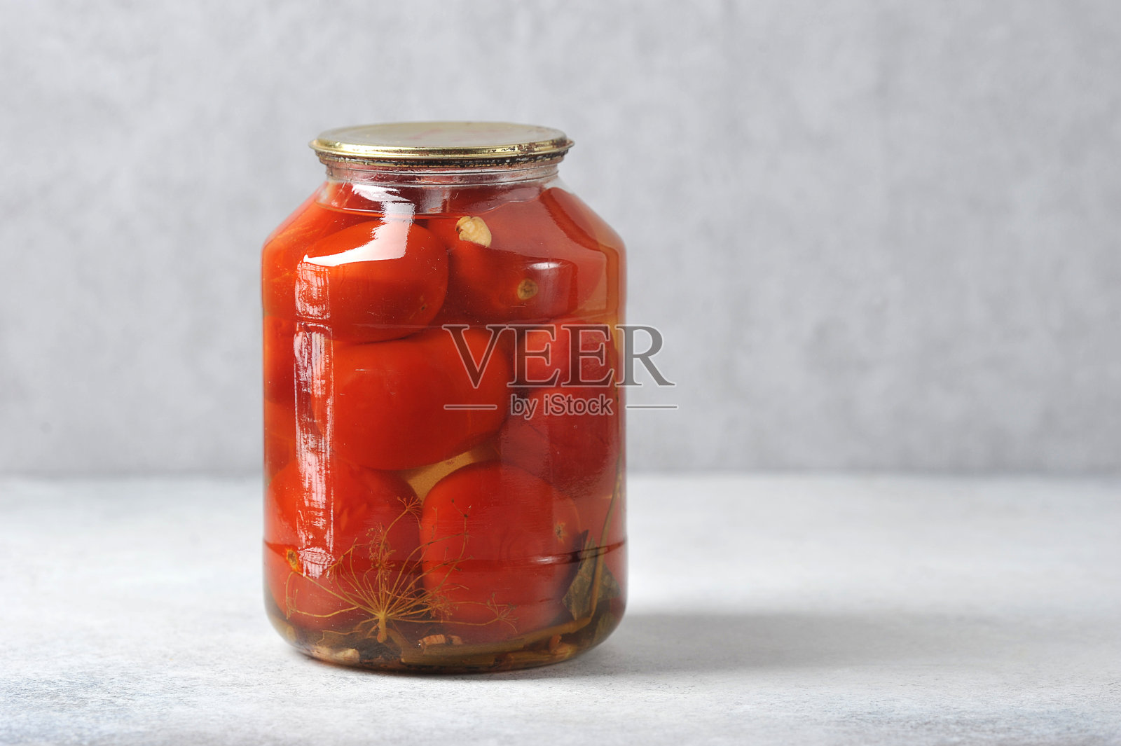 带有铁盖的玻璃罐，装着红番茄罐头照片摄影图片