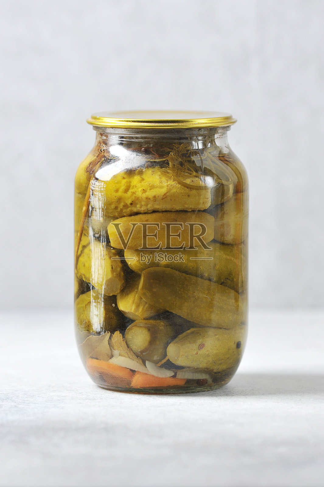 有铁盖的玻璃罐子，里面装着黄瓜罐头照片摄影图片