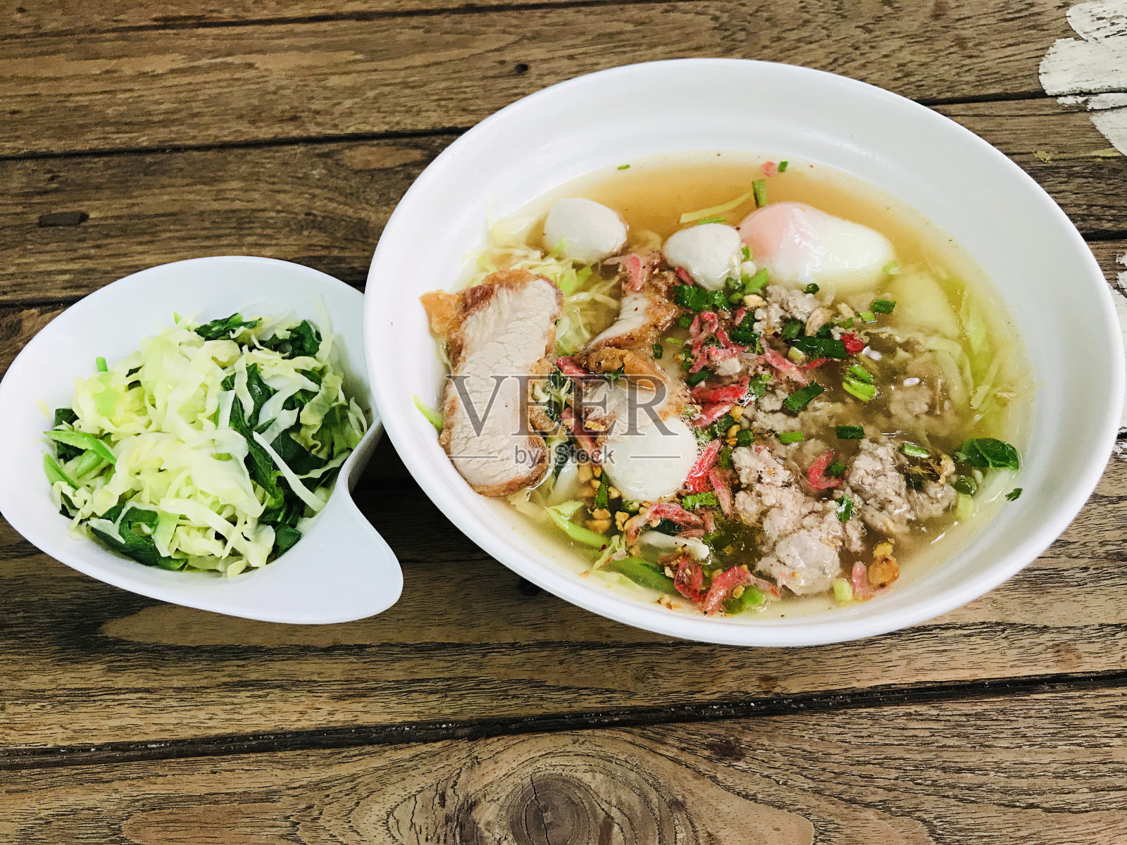 泰国的猪肉面配温泉蛋。照片摄影图片